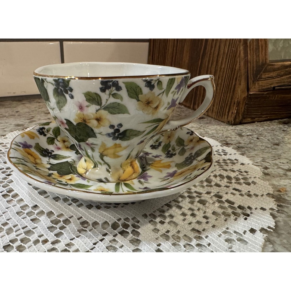 A Special Place Floral Tea Cup and Saucer Set Gold Trim Daffodil Berry 2003